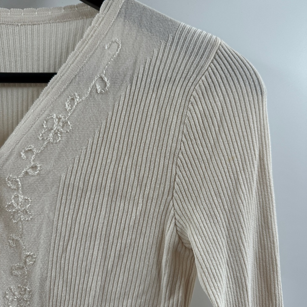 Ivory / Cream Lightweight Ribbed Sweater – Floral Embroidery, Button Front, S/M - Picture 3 of 7